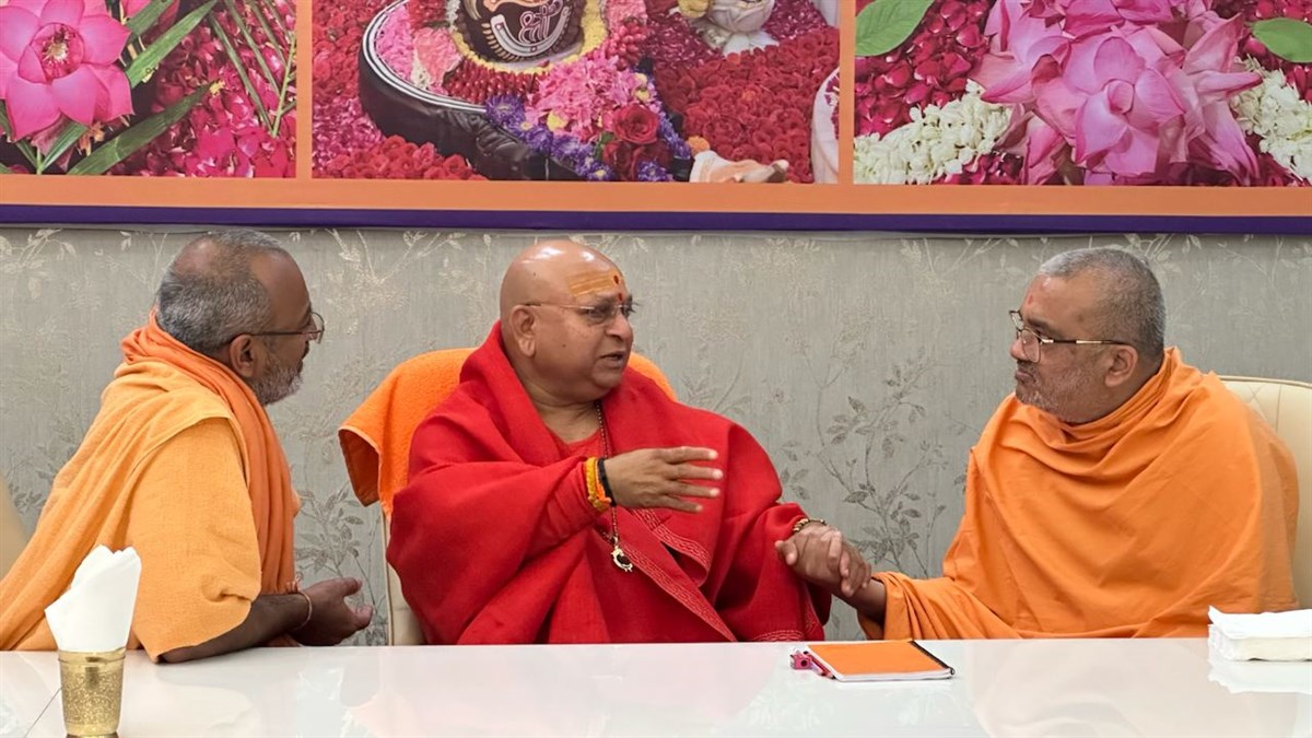 Bhadresh Swami in conversation with Anandpithadhishwar Mahamandaleshwar Swami Balakanandji Maharaj