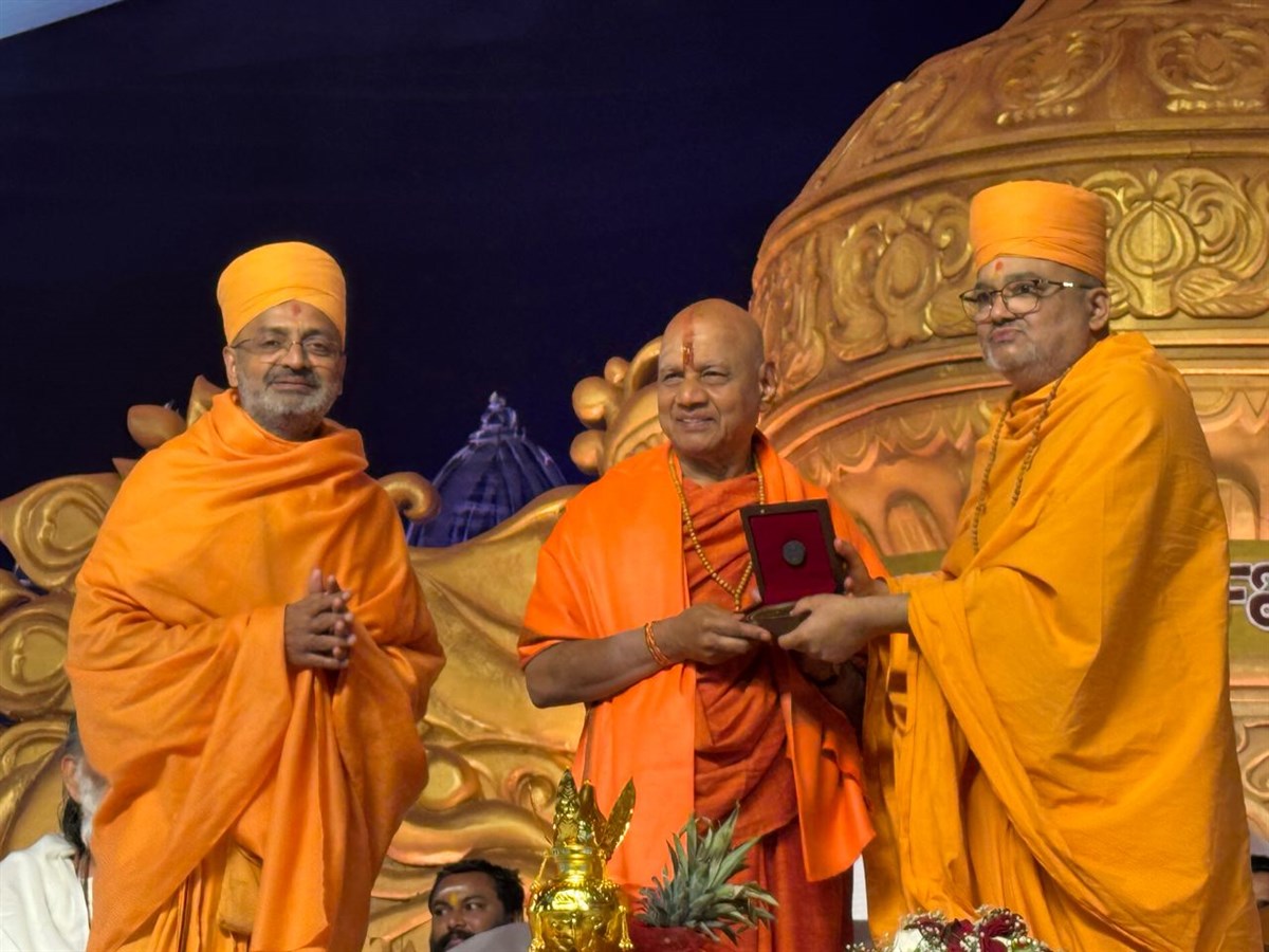 Bhadresh Swami offers Smruti-bhet to Swami Govind Dev Giri Maharaj 