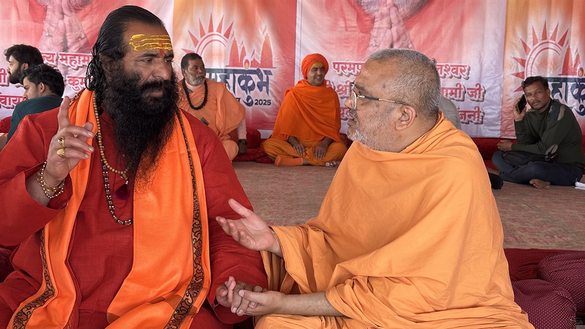 Bhadresh Swami in conversation with Akhada Parishad Adhyaksh Mahant Shri Ravindrapuriji Maharaj