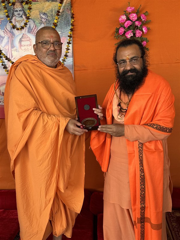 Bhadresh Swami offers a Smruti-bhet to Mahant Shri Ravindrapuriji Maharaj