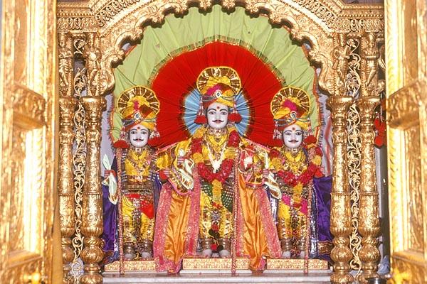 (L to R) Shri Iccharamji, Shri Ghanshyam Maharaj and Shri Raghuvirji Maharaj at the Smruti Mandir, Laxmi Vadi