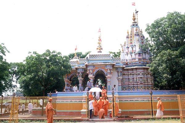 Swamishri at the 'Shri Hari Smruti Mandir' in Laxmi Vadi 	
