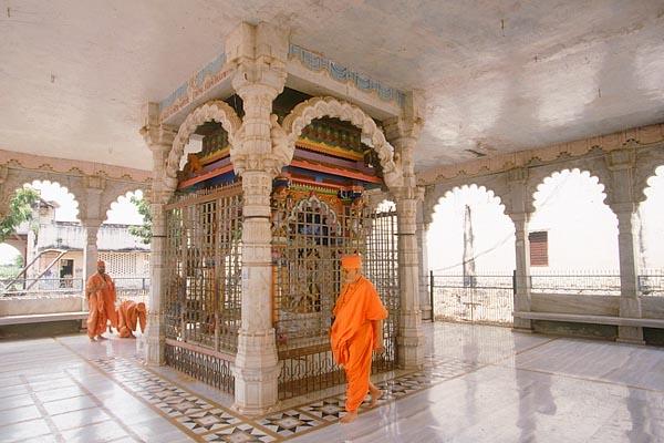 Swamishri circumambulating the shrine where Shriji Maharaj used to sit under the shade of a mango tree (Dabhaniyo Ambo) and discourse