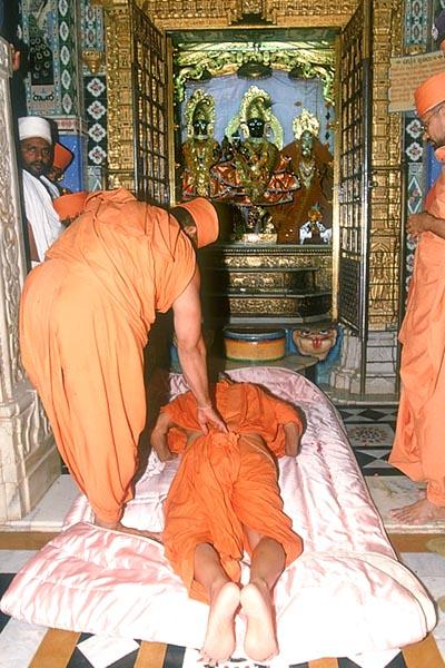 Swamishri prostrates before the deities