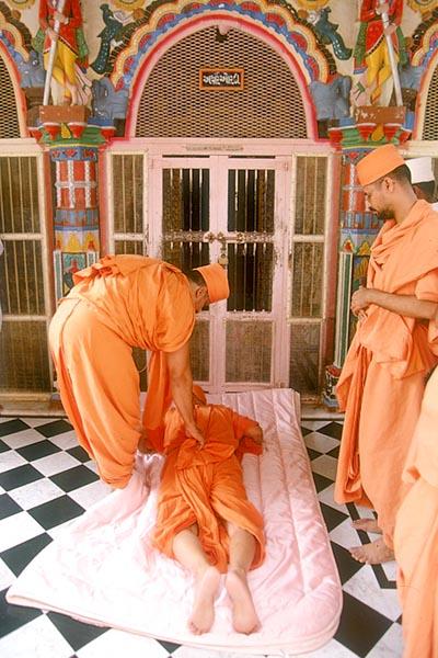prostrating before Akshar Ordi