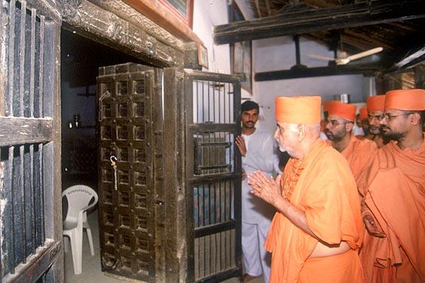 Swamishri doing darshan at the north-facing room in Dada Khachar's Darbar