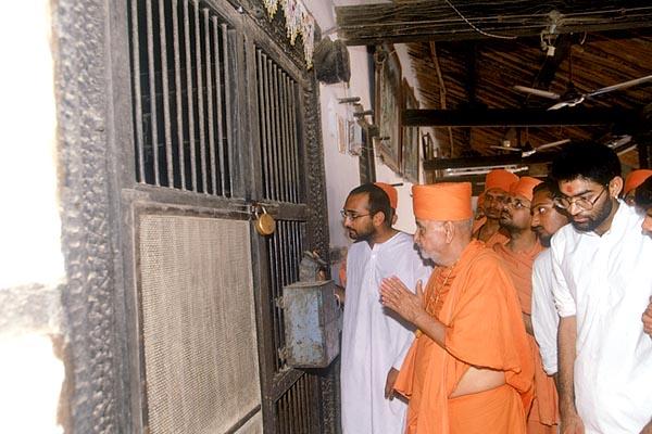 Swamishri humbly engaged in darshan of Vasudevnarayan's Ordo 