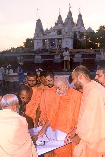 Swamishri looks at the construction plans
