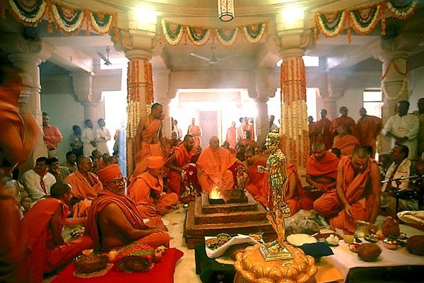 Swamishri performs murti pratishtha of Nilkanth Varni's murti in the Rang Mandap