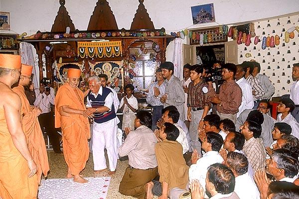 Swamishri meets the devotees after Thakorji's darshan at the Hari mandir, Bharuch
