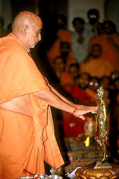 Swamishri invokes Shriji Maharaj into the murti