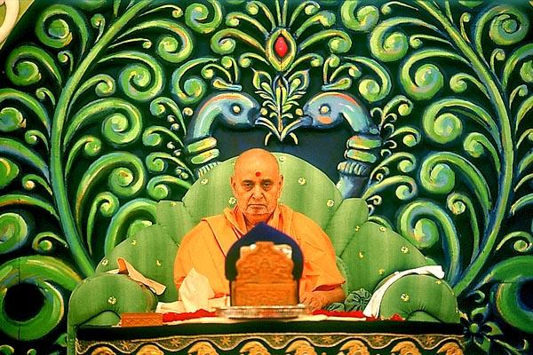 Swamishri performs puja on his 81st birthday according to the English calendar