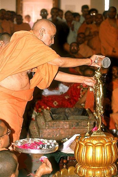 Swamishri performs the first panchamrut abhishek of Nilkanth Varni