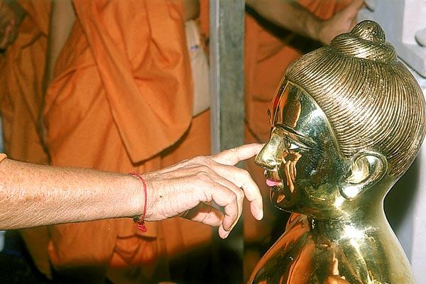 Swamishri observes the murtis to be installed in the mandir sanctum