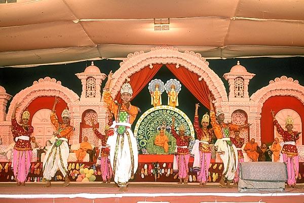 Kishores perform a folk dance on Swamishri's birthday celebration