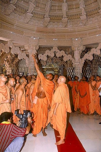 Swamishri on an observation tour of the completed shikharbaddh mandir