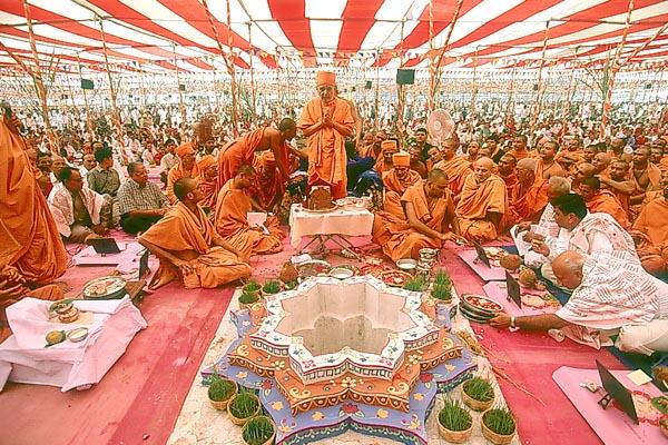 Swamishri performs the murti pratishtha yagna rituals 