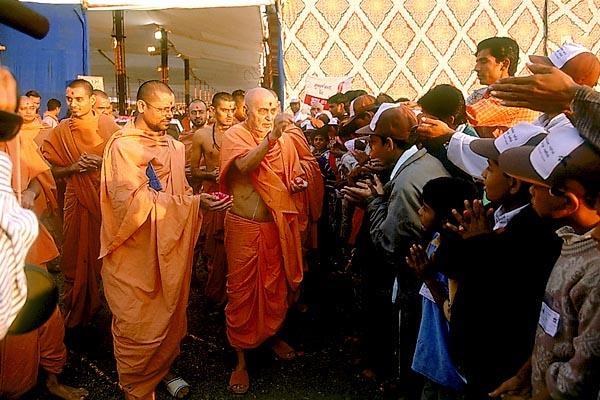 After performing his morning puja, Swamishri blesses the balaks who had pilgrimaged on foot