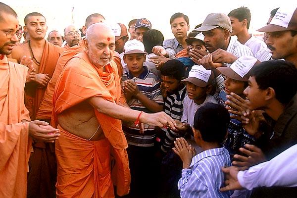 After performing his morning puja, Swamishri blesses the balaks who had pilgrimaged on foot