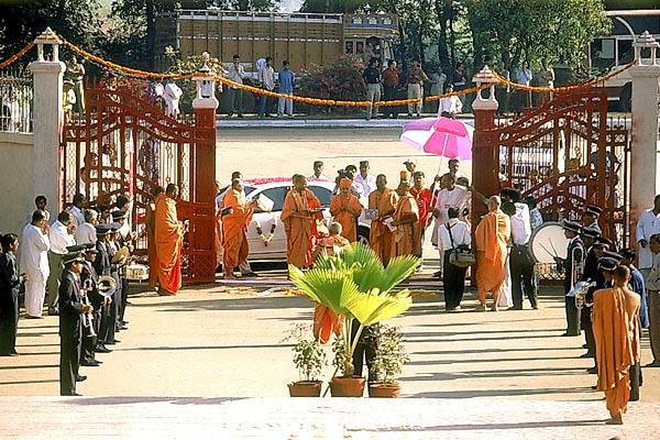 Swamishri ascends the mandir steps