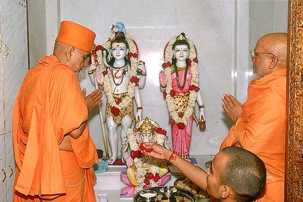 ... and performs pratishtha of Shri Shiv Parvatiji and Shri Ganeshji