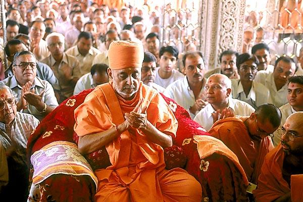While Thakorji is being adorned, Swamishri and devotees chant the Swaminarayan dhun 