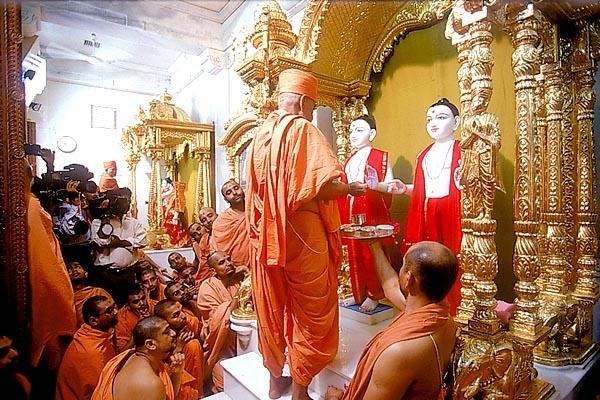 Swamishri performs the pratishtha rituals, invoking Shri Akshar Purushottam Maharaj