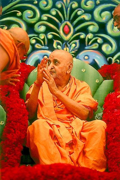 Senior sadhus garland Swamishri
