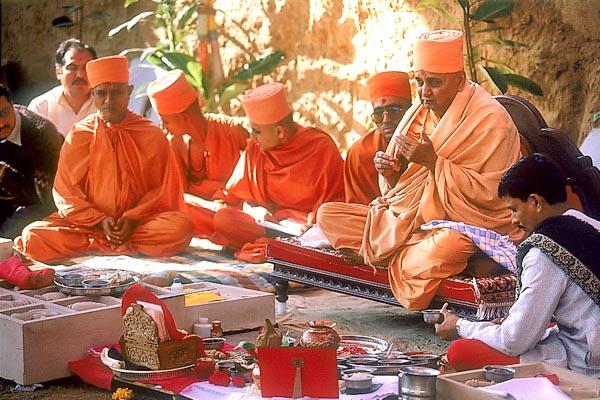 Swamishri and senior sadhus perform the shilanyas rituals