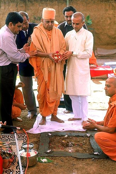 Swamishri and dignitaries with the nidhi kumbh