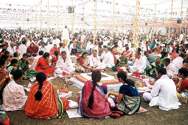 Yagna Mandap: Around 250 yagna pits 2,500 couples were engaged in the yagna rituals 