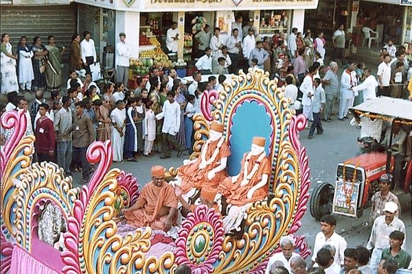 Shri Shastriji Maharaj and Shri Yogiji Maharaj in a decorated float 