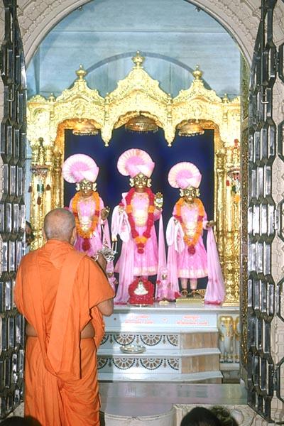 Swamishri performs arti of Thakorji