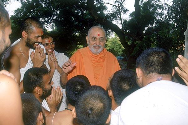 Swamishri blesses the parshads