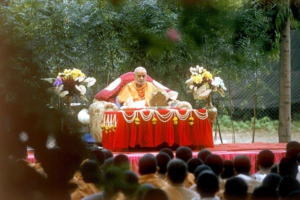 Swamishri immersed in chanting Maharaj's holy name
