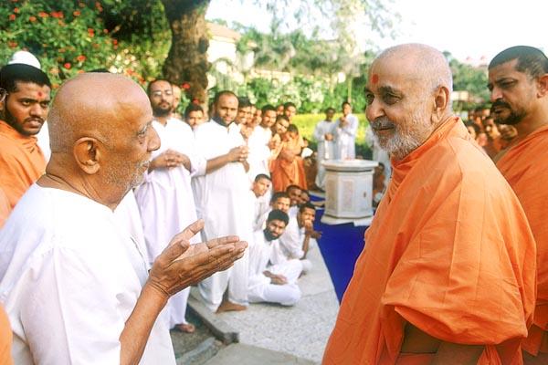 A devotee converses with Swamishri