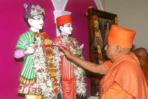 Swamishri invokes Maharaj and Swami in the murtis during the pratishtha rituals