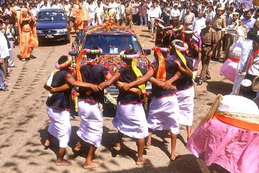 Swamishri is welcomed to the village of Nana Pondha with a traditional dance by the tribal devotees 