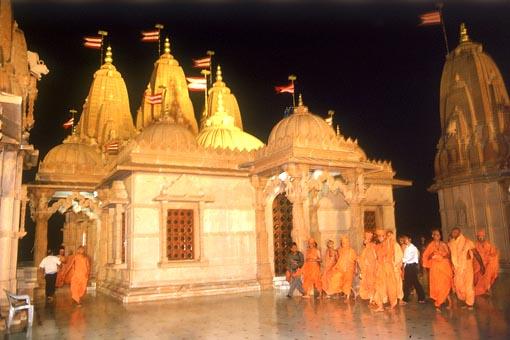 Swamishri arrived at the Swaminarayan Mandir, Tithal in the late evening