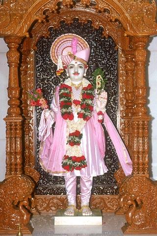 Exquisitely attired murti of Shri Ghanshyam Maharaj