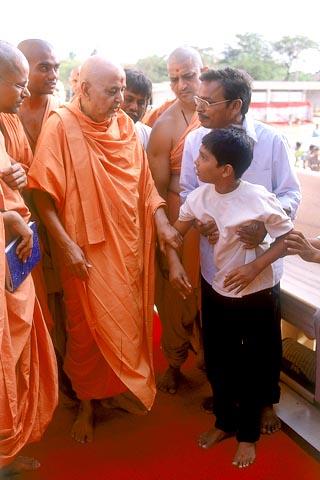 Swamishri enquires about Prashant's health after having recovered from an accident through his blessings