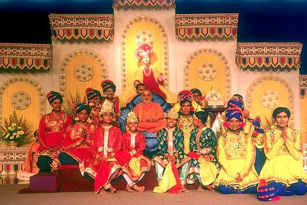 The performers with Swamishri