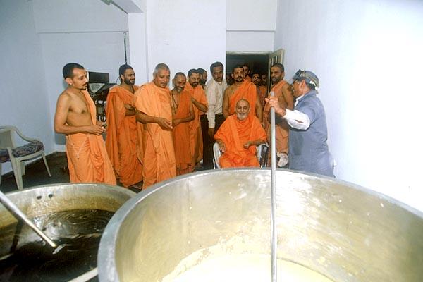Swamishri observes the making of an ayurvedic medicine
