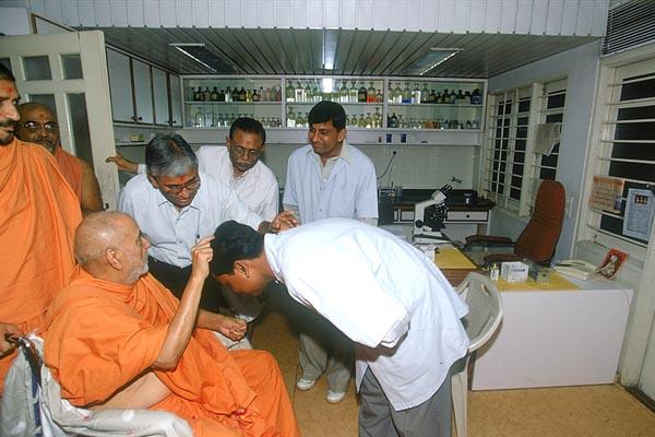 Swamishri blesses the staff members of 'Pramukh Swami Health Care and Research Institute'
