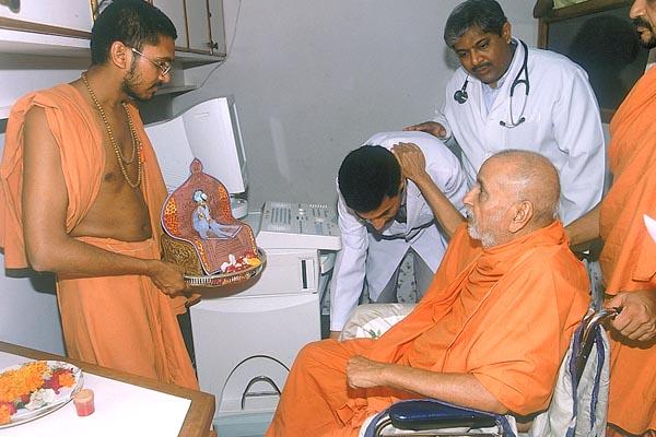 Swamishri blesses a doctor