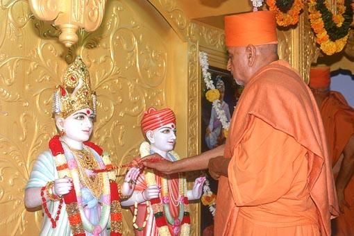 Swamishri performs murti-pratishtha of Shri Akshar Purushottam Maharaj