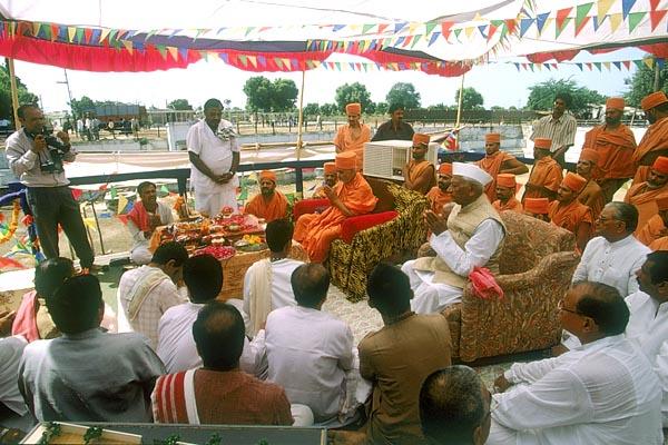 Swamishri and dignitaries engaged in the rituals