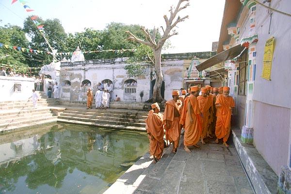 Swamishri visits the mandirs around the Bindu Sarovar