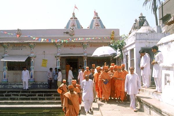 Swamishri visits the mandirs around the Bindu Sarovar for darshan