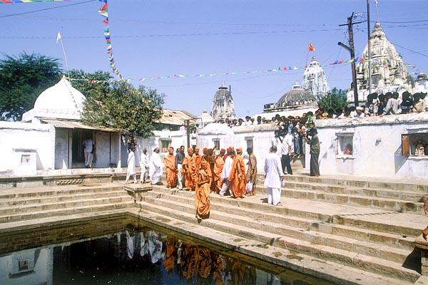 Swamishri visits the mandirs around the Bindu Sarovar for darshan